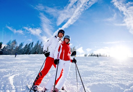 Pärchen beim Skifahren